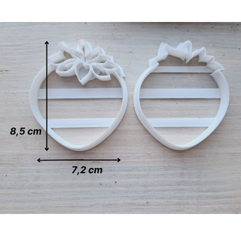 "Strawberry cutter, style 2", one clay cutter