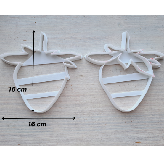 "Strawberry cutter, style 3", one clay cutter